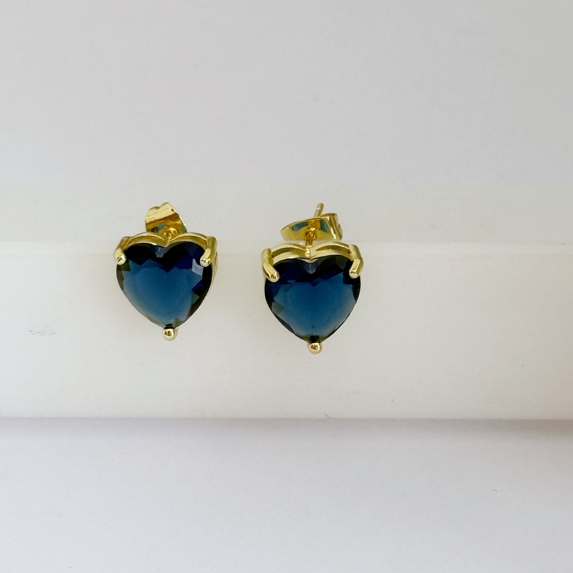 ARETES BLUE HEART