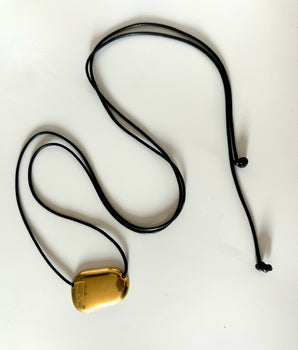 COLLAR PEBBLE DORADO