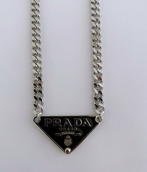 Collar Placa Prada P&N